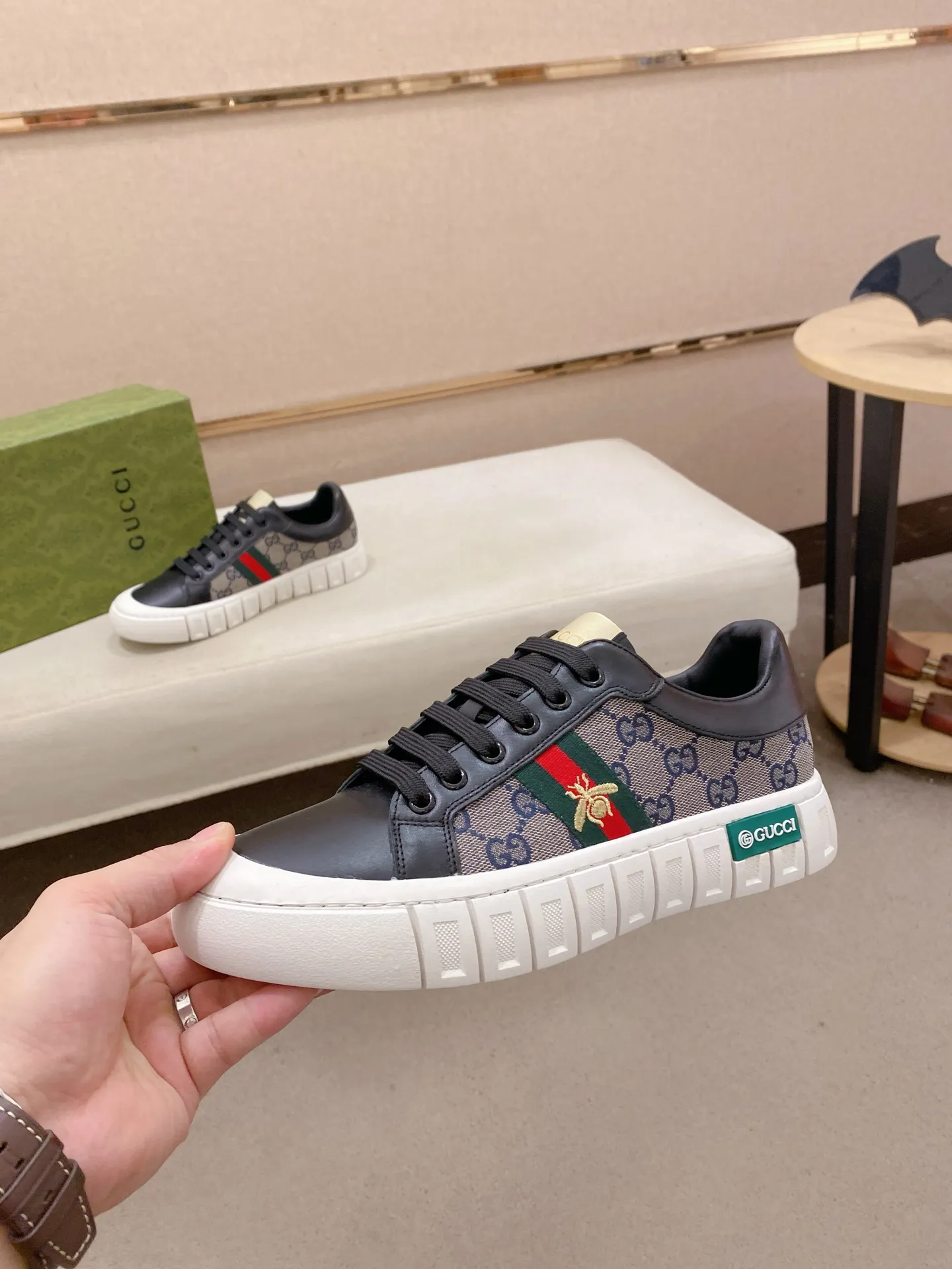 Factory price: 400💰 (GUCCI) The latest model from the official website 🎁🎁Casual and fashionable men's shoes👟, hot style💥The version is simple and elegant, exclusive for trendy men. Unique latest brand elements from the official website👑Original decoration, fashionable and generous, the fabric is original cowhide ✅Sheepskin lining, the official website specifies wear-resistant casual outsole, the classic model is taken in kind at the counter🎬38-44 (45 is not returned or exchanged when customized)
